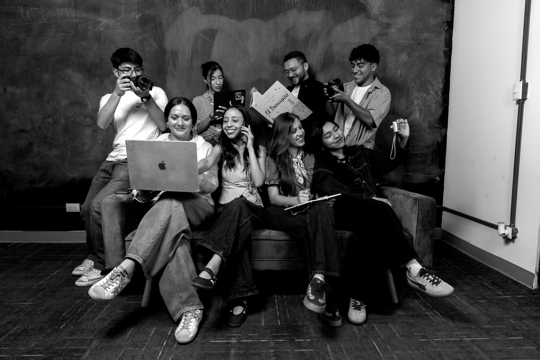 El equipo de Tono de Vos en su estudio: unos con cámara, otras con laptop y libretas.