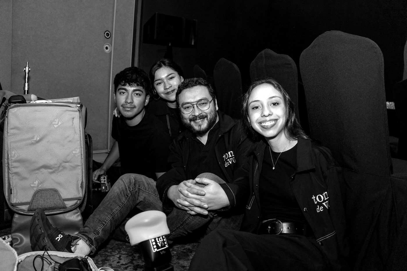 Parte del equipo de Tono de Vos sonriendo durante una producción.